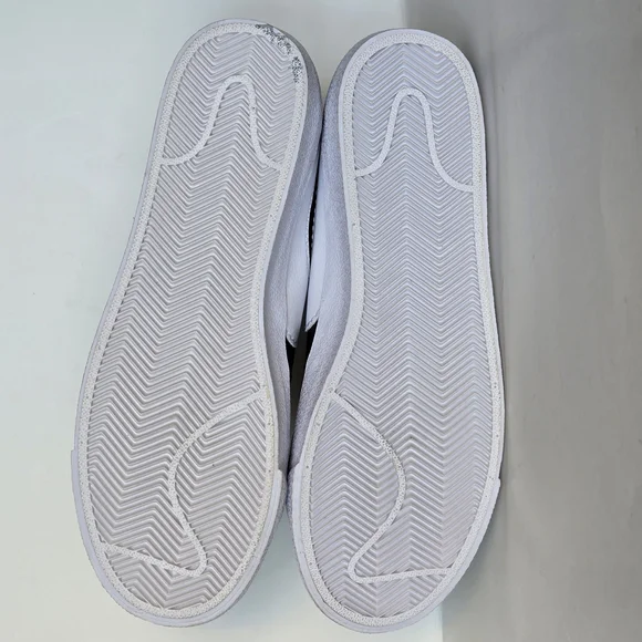 Nike Black and White Athletic Sneakers with Bold Swoosh